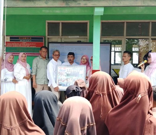 Siraman Sambut Ramadan dan “Paturay Tineung” Kepala SDN 4 Cimuncang, Pendi, S.Pd.