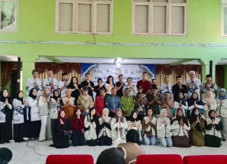 PGRI Cabang Garut Kota Bersama WDZ Nur Sundani’s Family dan IKA Utama Berbagi Sedekah untuk Pramu Sekolah