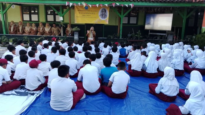 SDN 5 Regol Peringati Hari Lahir RA Lasminingrat