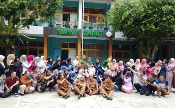 Kepala SMPN 5 Garut Hj. Kartini Purnabakti, Haru dan Doa Warnai Tasyakuran