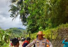 Respons Cepat Bencana, Polri dan Warga Dirikan Jembatan Darurat di Garut