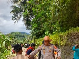 Respons Cepat Bencana, Polri dan Warga Dirikan Jembatan Darurat di Garut