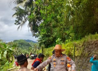 Respons Cepat Bencana, Polri dan Warga Dirikan Jembatan Darurat di Garut