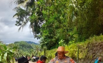 Respons Cepat Bencana, Polri dan Warga Dirikan Jembatan Darurat di Garut