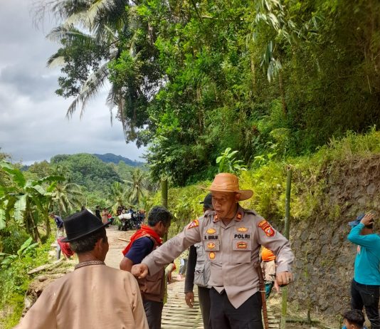 Respons Cepat Bencana, Polri dan Warga Dirikan Jembatan Darurat di Garut