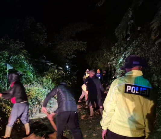 Empat Titik Longsor Tutup Jalur Banjarwangi–Singajaya, Polisi dan Tim Gabungan Gerak Cepat