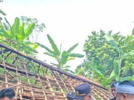 Rumah Panggung Roboh di Cibalong, Polsek Cibalong Gerak Cepat Lakukan Pengecekan dan Salurkan Bantuan Sembako