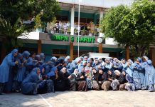 Haru Perpisahan, SMPN 5 Garut Lepas Kepala Sekolah Hj. Kartini di Akhir Masa Tugas