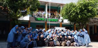 Haru Perpisahan, SMPN 5 Garut Lepas Kepala Sekolah Hj. Kartini di Akhir Masa Tugas