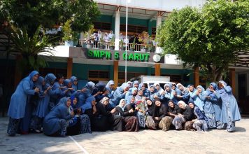 Haru Perpisahan, SMPN 5 Garut Lepas Kepala Sekolah Hj. Kartini di Akhir Masa Tugas
