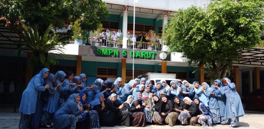 Haru Perpisahan, SMPN 5 Garut Lepas Kepala Sekolah Hj. Kartini di Akhir Masa Tugas