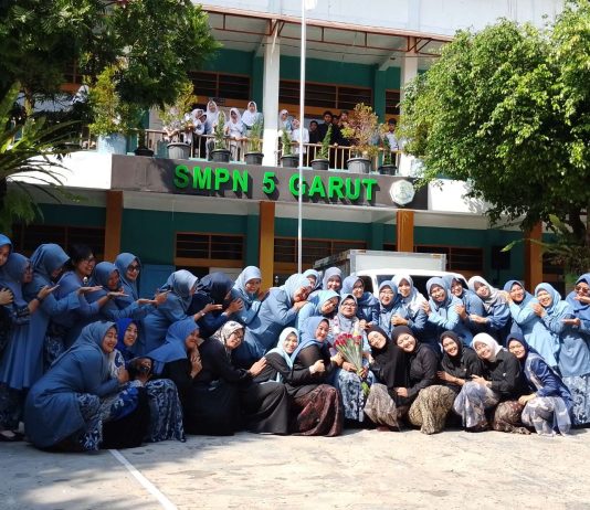 Haru Perpisahan, SMPN 5 Garut Lepas Kepala Sekolah Hj. Kartini di Akhir Masa Tugas