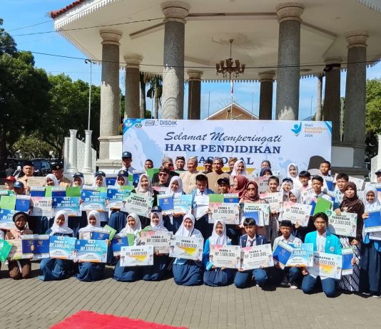 Puluhan Insan Pendidikan Garut Terima Penghargaan pada Hardiknas 2026