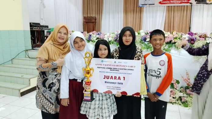 Juara 1 Nyanyi Solo dan Kepala Sekolah