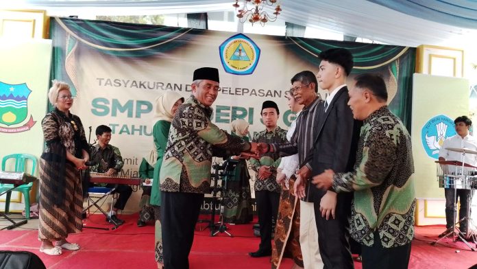Penyerahan murid SMPN 3 Garut