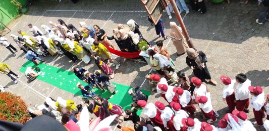 Tanpa Panggung, Pelepasan Murid Kelas VI SDN 3 Pakuwon Berlangsung Khidmat dan Penuh Kekeluargaan