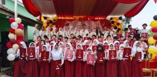 48 Murid SDN 4 Cimuncang Dilepas, Prosesi Sungkeman Berbalut Budaya Sunda Mengharukan