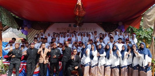 48 Lulusan SDN 4 Sukanegla Siap Melanjutkan ke Jenjang Berikutnya