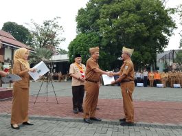 Momen Haru, H. Agus WF Terima Surat Purnatugas dari Bupati Garut