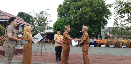 Momen Haru, H. Agus WF Terima Surat Purnatugas dari Bupati Garut