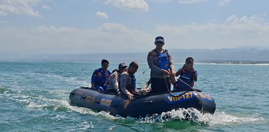 Satpolairud Polres Garut Laksanakan SAR Wisatawan Tenggelam di Pantai Karangpapak
