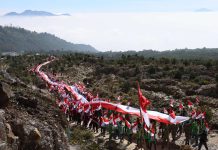 Dandim 0611/Garut pimpin langsung Pelaksanaan Pembentangan Bendera Merah Putih Sepanjang 1 KM di Kawah Gunung Papandayan