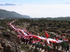 Dandim 0611/Garut pimpin langsung Pelaksanaan Pembentangan Bendera Merah Putih Sepanjang 1 KM di Kawah Gunung Papandayan