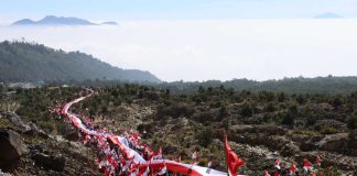 Dandim 0611/Garut pimpin langsung Pelaksanaan Pembentangan Bendera Merah Putih Sepanjang 1 KM di Kawah Gunung Papandayan