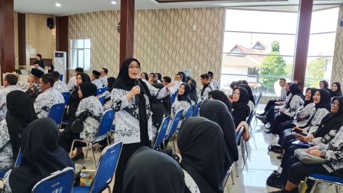 Dra Hj Empat Patimah Sambas, SPd