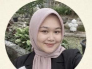 Dua Tahun Bersama Membangun Sekolah Literat: Mengenang Sosok Inspiratif, Ibu Herlina Agustina, S.Pd.
