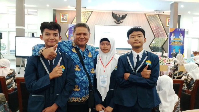 Kepala SMPN 1 Leles beserta muridnya
