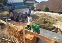 Gotong Royong Warga Warnai Revitalisasi SMPN 2 Leles, Dari Estafet Bata hingga Angkut Pasir