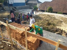 Gotong Royong Warga Warnai Revitalisasi SMPN 2 Leles, Dari Estafet Bata hingga Angkut Pasir