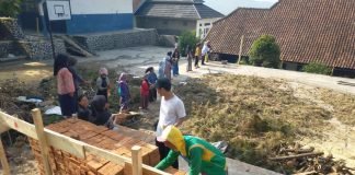 Gotong Royong Warga Warnai Revitalisasi SMPN 2 Leles, Dari Estafet Bata hingga Angkut Pasir
