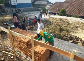 Gotong Royong Warga Warnai Revitalisasi SMPN 2 Leles, Dari Estafet Bata hingga Angkut Pasir