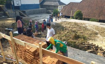 Gotong Royong Warga Warnai Revitalisasi SMPN 2 Leles, Dari Estafet Bata hingga Angkut Pasir