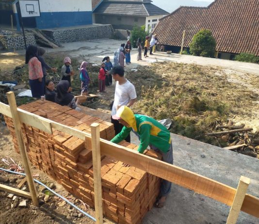 Gotong Royong Warga Warnai Revitalisasi SMPN 2 Leles, Dari Estafet Bata hingga Angkut Pasir