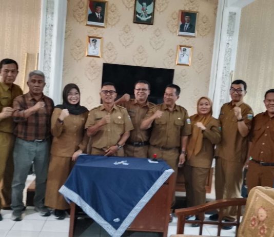 Disdik Garut Tunjuk Plt Kepala SMPN 3 dan SMPN 5, H. Agus Serahkan Memorandum Akhir Tugas