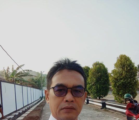 DI ANTARA PENGABDIAN DAN KERINDUAN