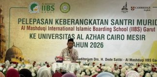 Kang Abik, Penulis Ayat-Ayat Cinta, Hadir di Al Mashduqi Garut, Pesan Haru Orang Tua Warnai Pelepasan Santri Murid ke Al-Azhar
