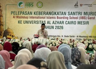 Kang Abik, Penulis Ayat-Ayat Cinta, Hadir di Al Mashduqi Garut, Pesan Haru Orang Tua Warnai Pelepasan Santri Murid ke Al-Azhar