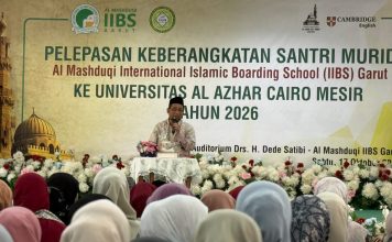 Kang Abik, Penulis Ayat-Ayat Cinta, Hadir di Al Mashduqi Garut, Pesan Haru Orang Tua Warnai Pelepasan Santri Murid ke Al-Azhar