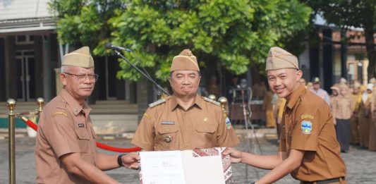 Guru SDN 3 Sukamentri Terima Perpanjangan SK PPPK Paruh Waktu