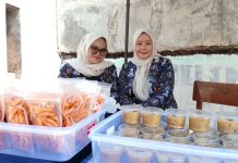 Guru SDN 2 Muarasanding Mia Aisyah Zamilah Sajikan Srikaya Lembut pada Pembukaan HUT PGRI