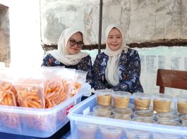 Guru SDN 2 Muarasanding Mia Aisyah Zamilah Sajikan Srikaya Lembut pada Pembukaan HUT PGRI