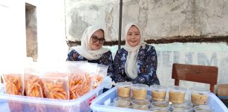 Guru SDN 2 Muarasanding Mia Aisyah Zamilah Sajikan Srikaya Lembut pada Pembukaan HUT PGRI