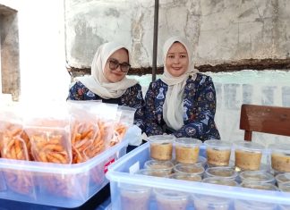 Guru SDN 2 Muarasanding Mia Aisyah Zamilah Sajikan Srikaya Lembut pada Pembukaan HUT PGRI