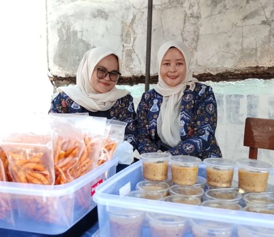 Guru SDN 2 Muarasanding Mia Aisyah Zamilah Sajikan Srikaya Lembut pada Pembukaan HUT PGRI